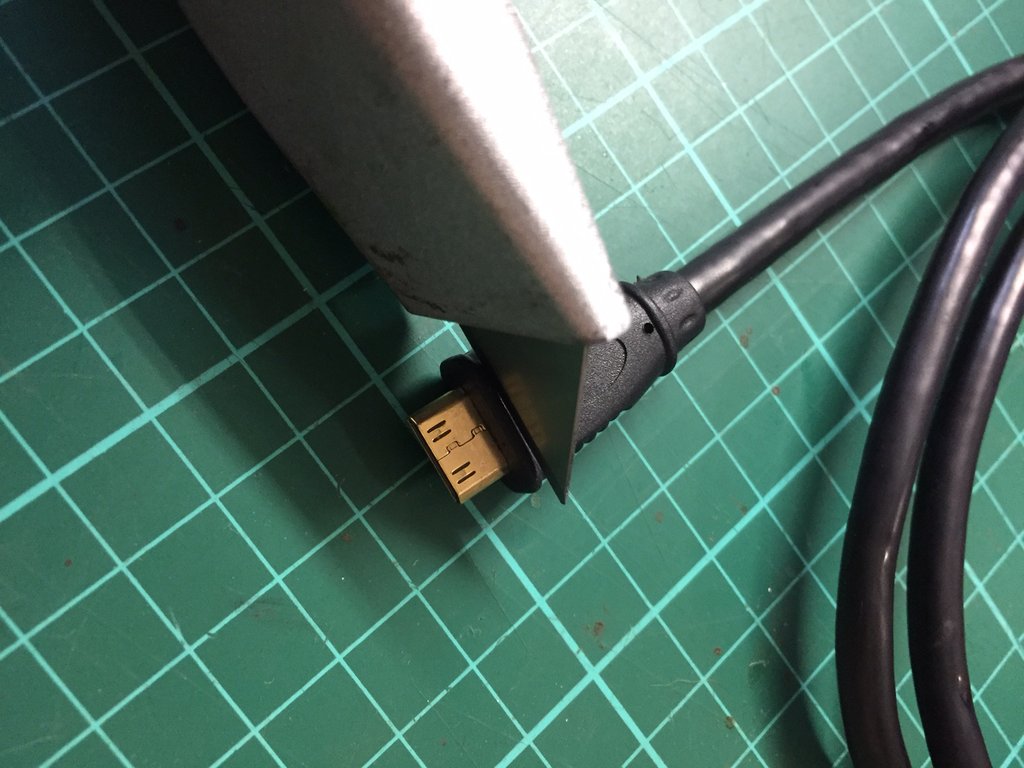 1593199805 145 Aider les cables mini HDMI a sadapter a letui officiel Pi