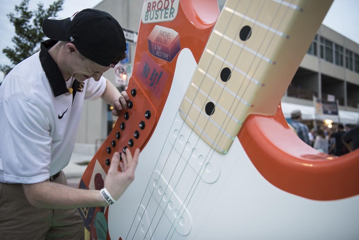 Allez grand avec cette guitare électrique de 12 pieds de haut alimentée par Raspberry Pi