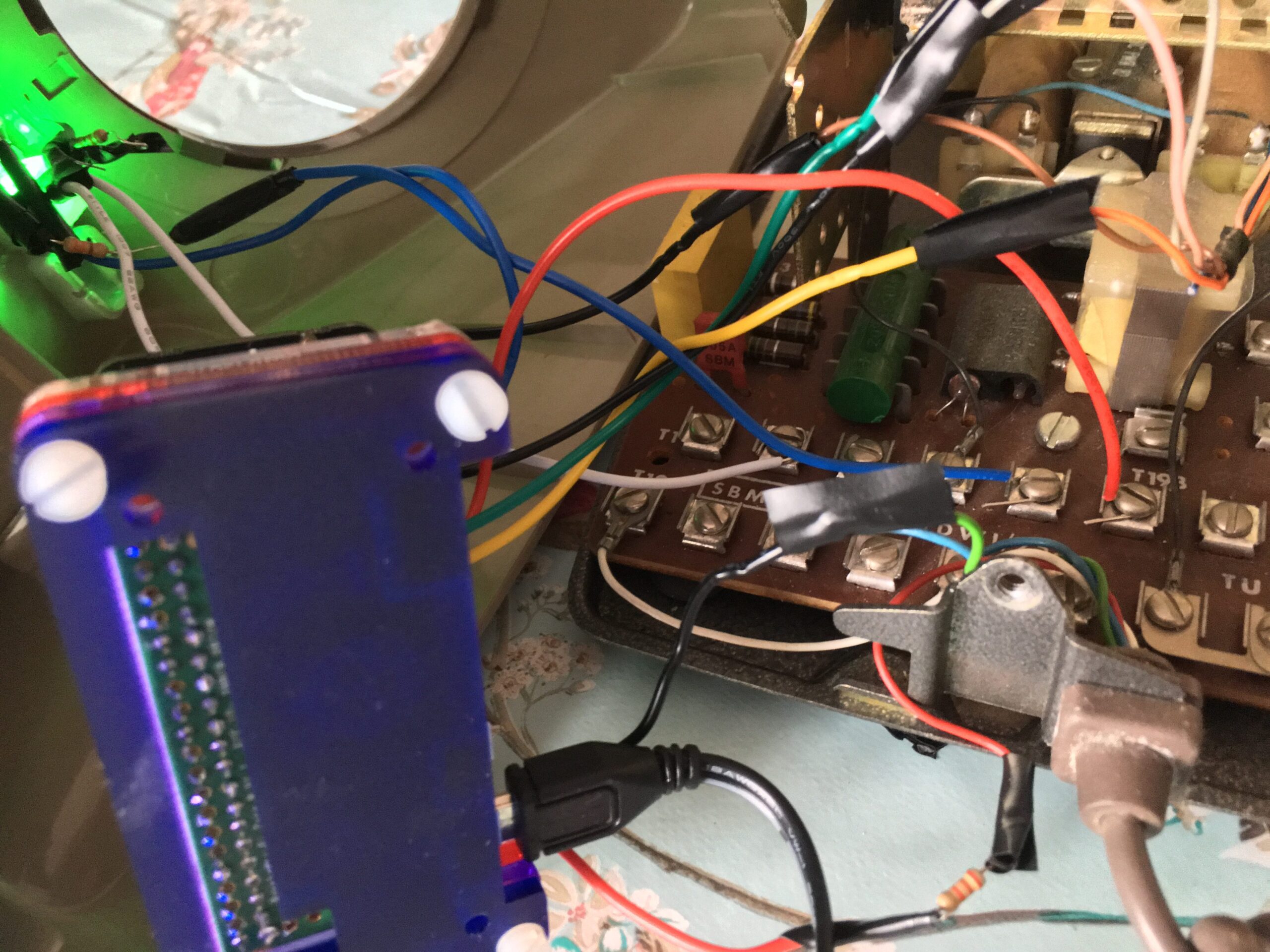 Ancien telephone rotatif utilise comme jukebox alimente par Raspberry Pi scaled