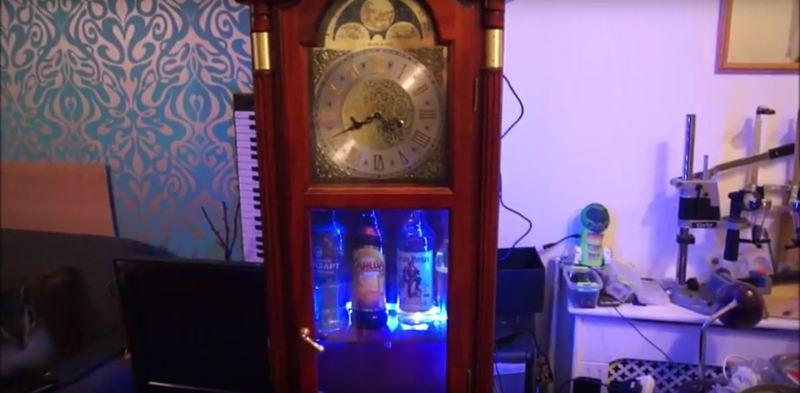 Ce robot bar dans une horloge grand pere utilise un Raspberry