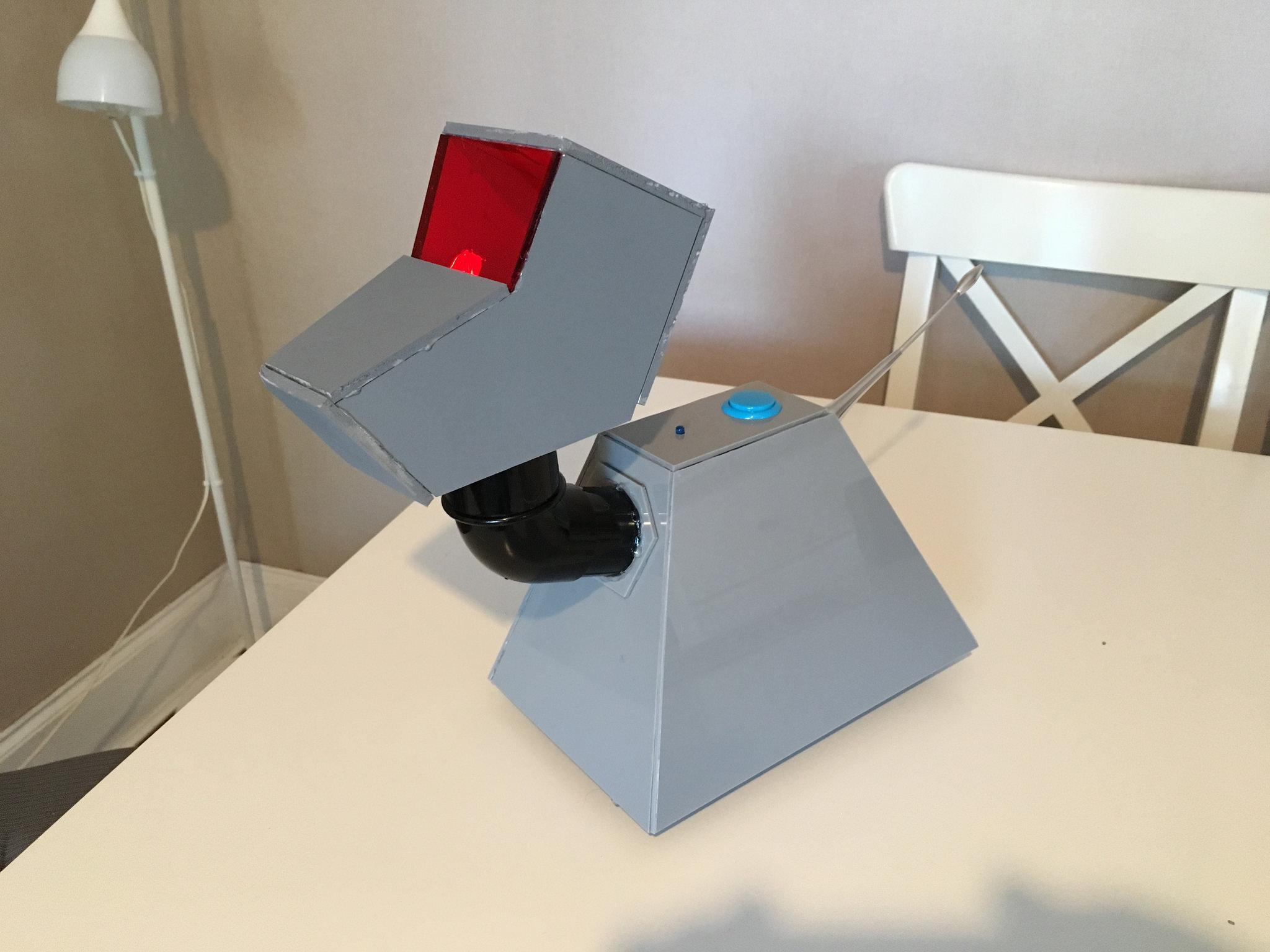 Construire un jouet K9 en acrylique, un CamJam EduKit 3 et un Raspberry Pi Zero