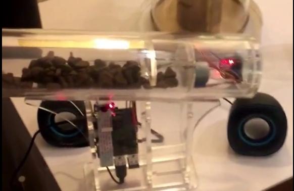 Distributeur de friandises pour ce chien porte-bonheur conduit par un Raspberry Pi