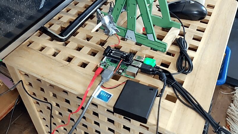 La catapulte activee par le sourire utilise un Raspberry Pi