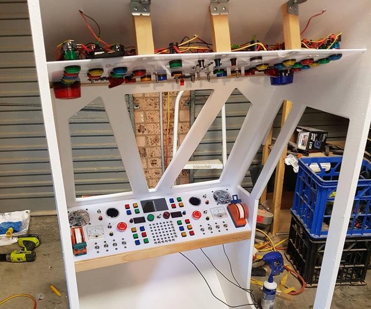 La console de l'ère spatiale dans un lit superposé obtient les effets sonores d'un Raspberry Pi