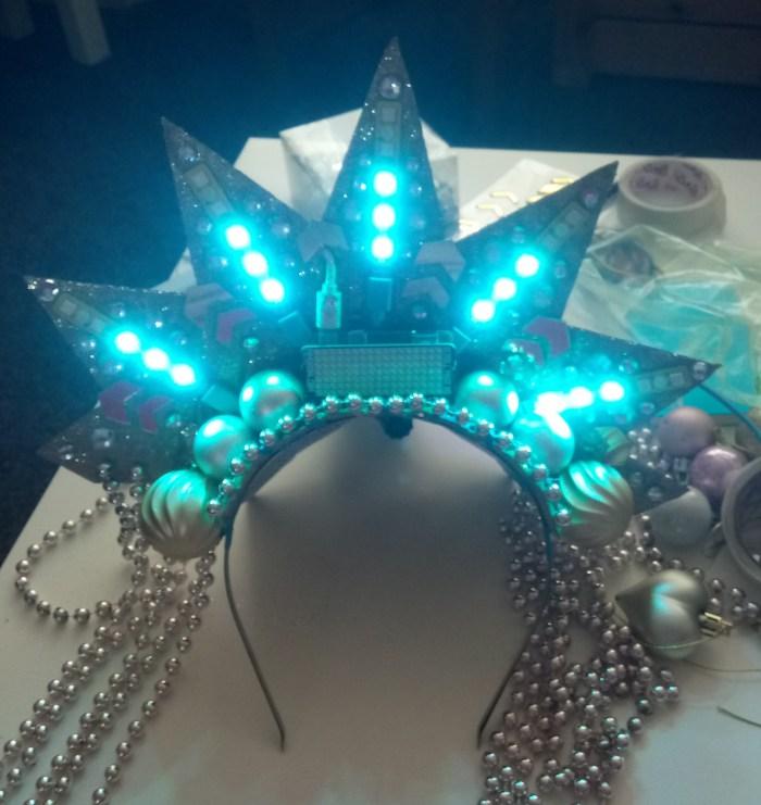 La couronne de l'Eurovision portable utilise le Raspberry Pi Zero pour afficher les notes et les tweets