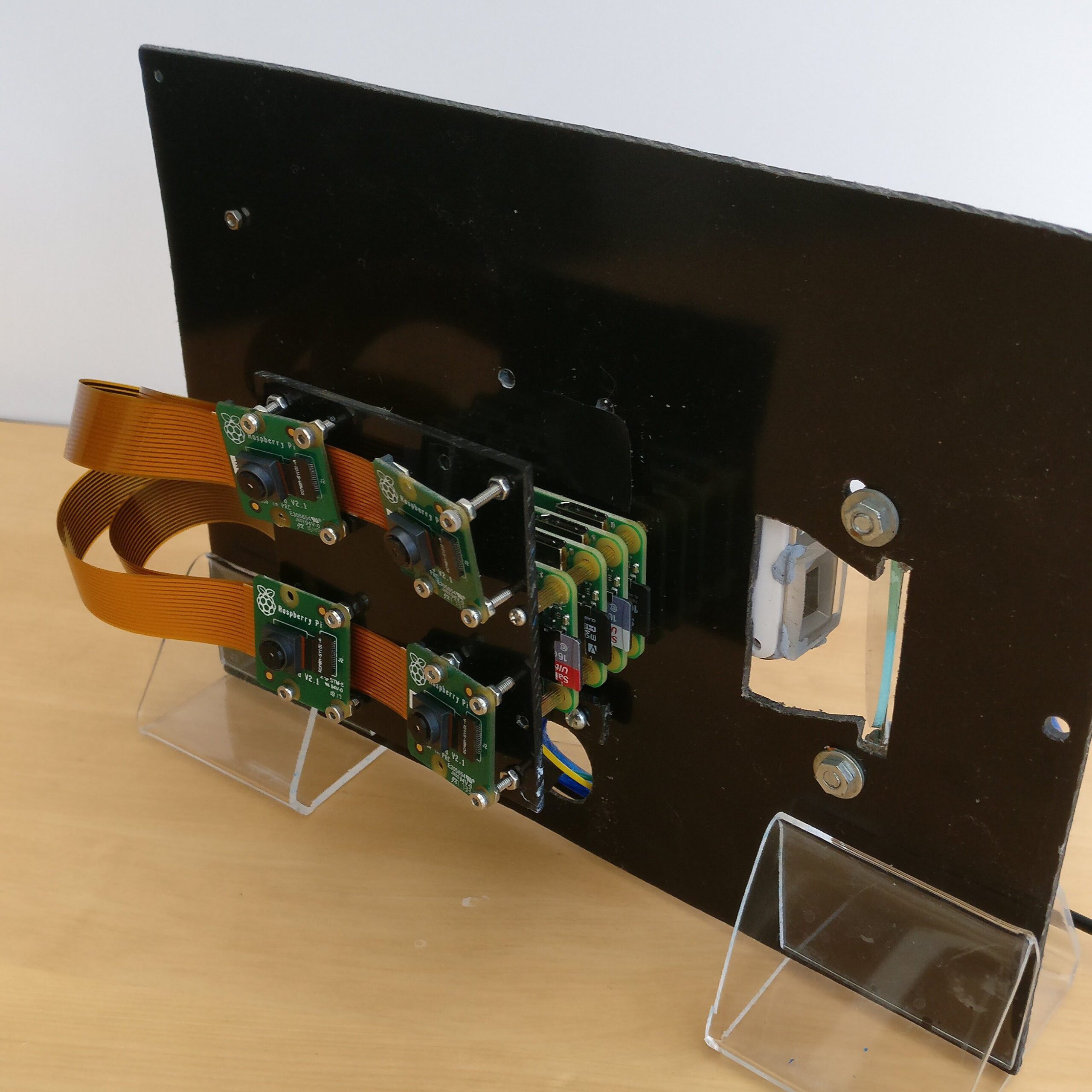 Quatre Raspberry Pi Zeros avec des cameras qui composent un scaled