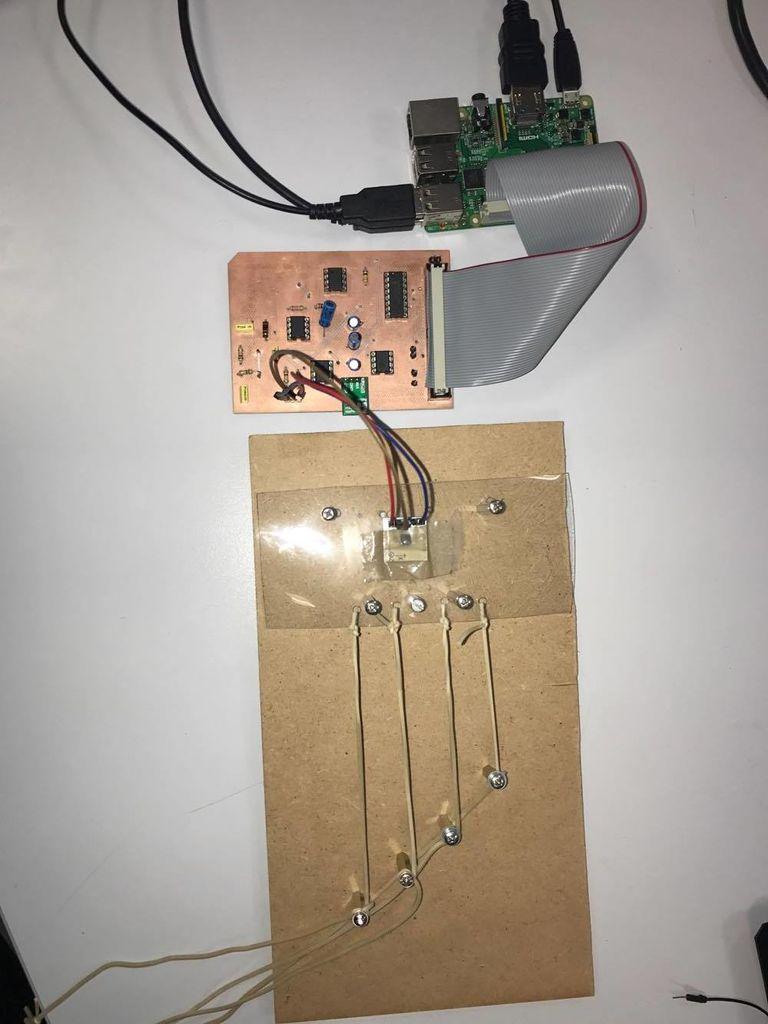 Construisez une harpe de pouce propulsée par Raspberry Pi (versions anglaise et française)