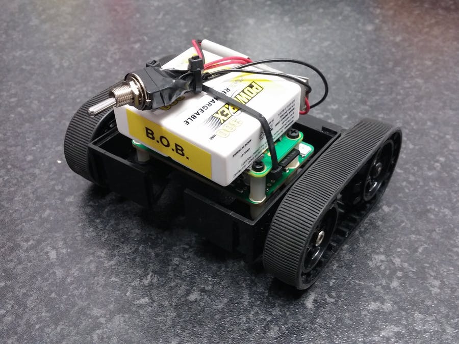 Tiny, et je veux dire, TINY, robot construit avec des bits et un Raspberry Pi
