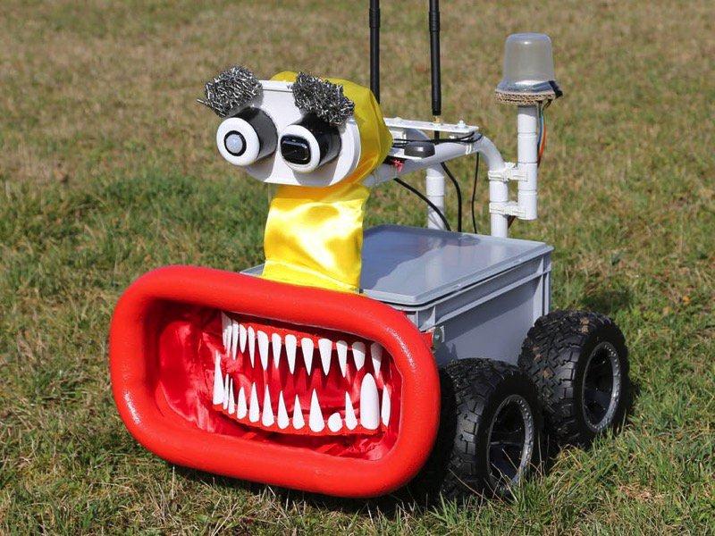 Un robot effrayant utilise un GPS différentiel et un Raspberry Pi