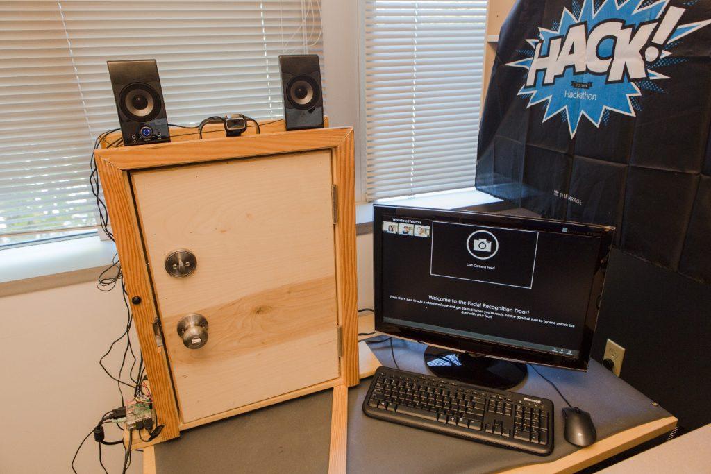 Windows IoT utilise l'API cognitive pour identifier les appelants, puis ouvre une porte avec un Raspberry Pi 1 Windows IoT utilise l'API cognitive pour identifier les appelants, puis ouvre une porte avec un Raspberry Pi