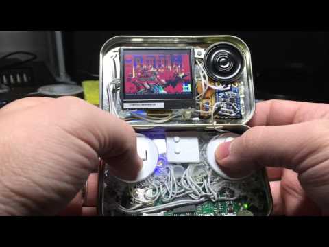Le jeu rétro Raspberry Pi Zero entassé dans une boîte Altoids