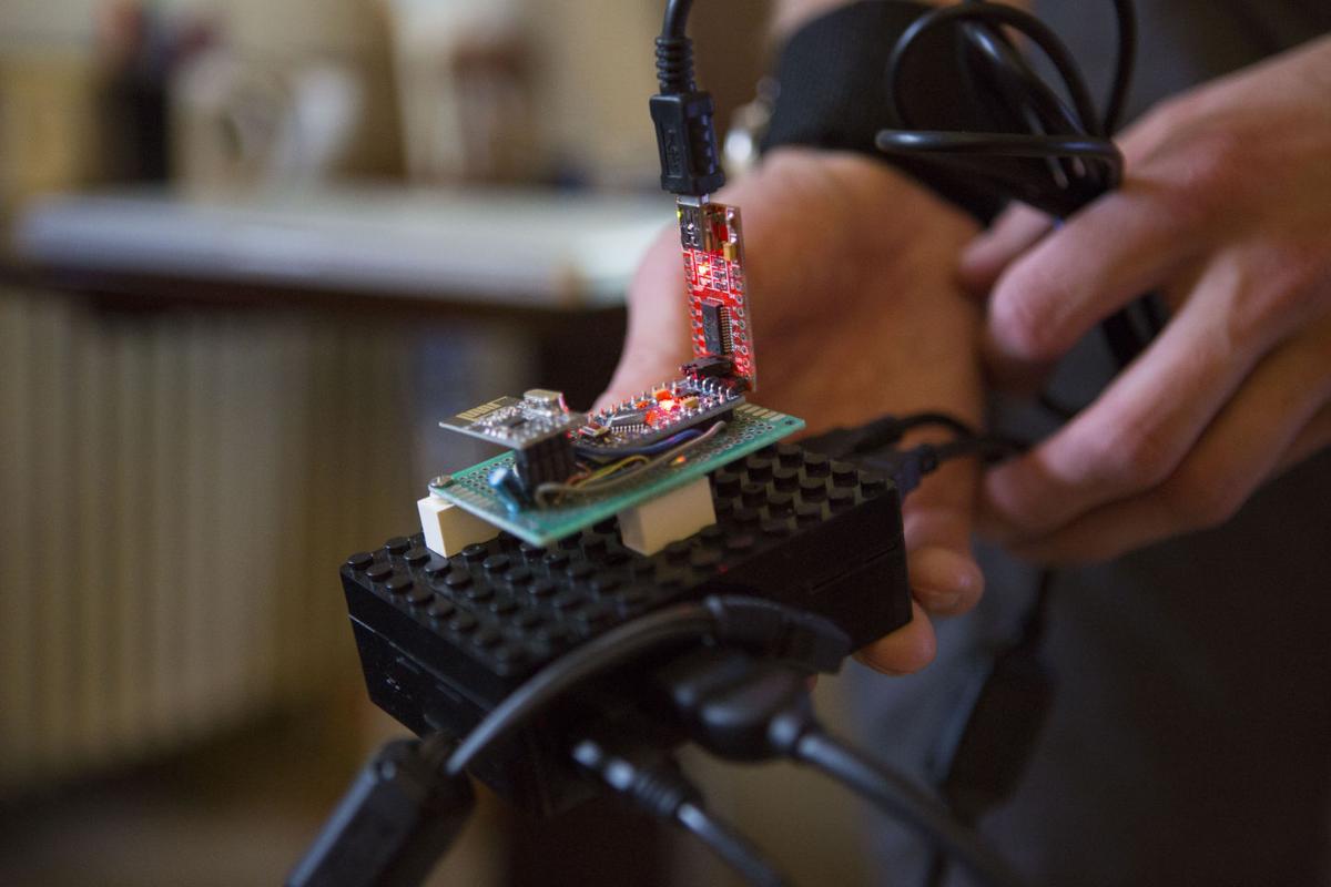 Les mouvements du corps créent de la musique à l'aide d'un capteur Raspberry Pi et Arduino