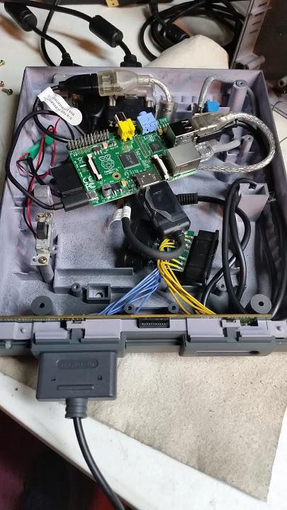 Émulateur de jeux Raspberry Pi dans un boîtier SNES