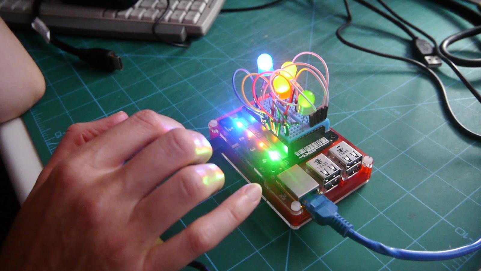 Simon dit que le jeu est fait avec un Raspberry Pi et un Pimoroni ExplorerHAT