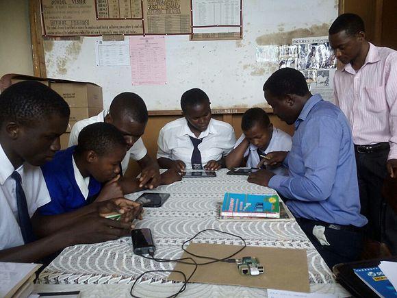 L'école secondaire de Tanzanie obtient la puissance de Raspberry Pi