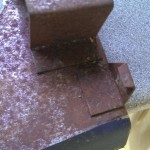 Les crochets qui le maintenaient en place.