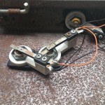 Les contacts du bouton poussoir.