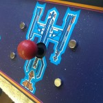 Gros plan montrant les capuchons de fixation du rétroviseur chromés