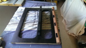 L'article fini avec quelques tampons adhésifs pour protéger le panneau