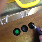 Mettre le feutre derrière les boutons (ouais je connais mes pouces, tu essaies de tenir un scalpel et de prendre une photo en même temps ;) )