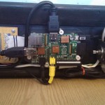 Apprendre à ses dépens que les Raspberry Pi grandissent jusqu'à 3 fois leur taille lorsque vous leur alimentez des connecteurs !  Lorsque vous tenez un Pi, il est si petit qu'il est facile d'oublier qu'une prise HDMI dépasse plus qu'un Pi n'est large !
