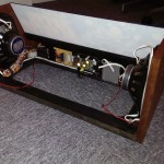 L'excédent de câble velcro sur la gauche est délibéré afin qu'il puisse être démonté.