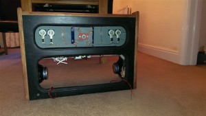 Le panneau Peak-a-boo dans la base montrant la glorieuse électronique vintage (utile également pour calibrer les boutons et le joystick !)