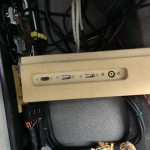 Les connecteurs arrière pour le HDMI, 2x USB (pour les contrôleurs externes) et composite