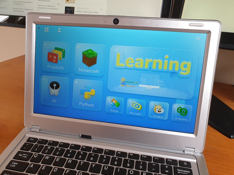 CrowPi2 affichant la page d'accueil du système d'apprentissage