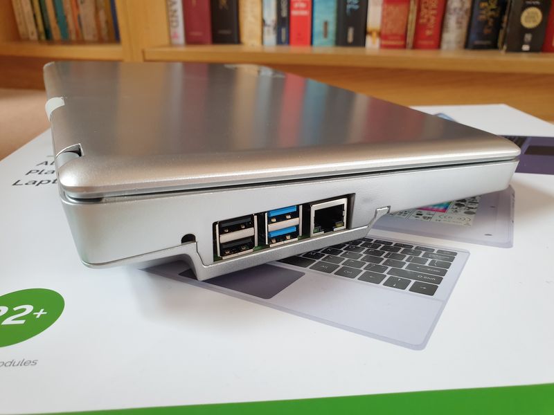 Vue latérale du CrowPi2 montrant les ports Pi