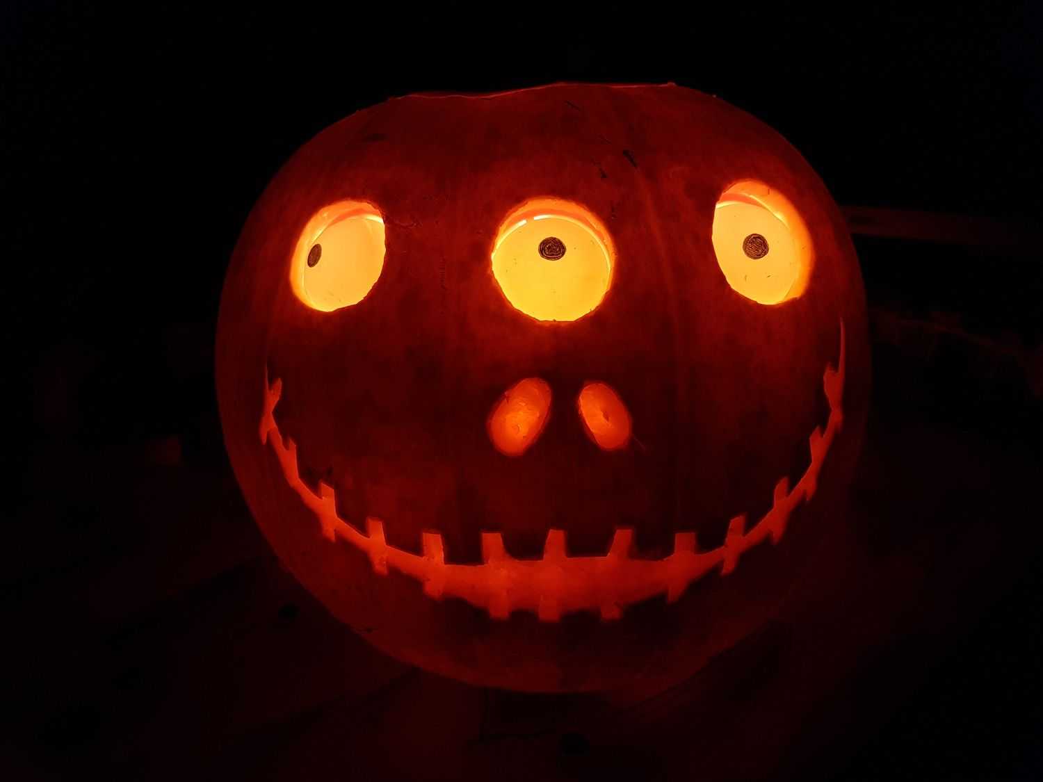Citrouille d'Halloween avec yeux servocommandés