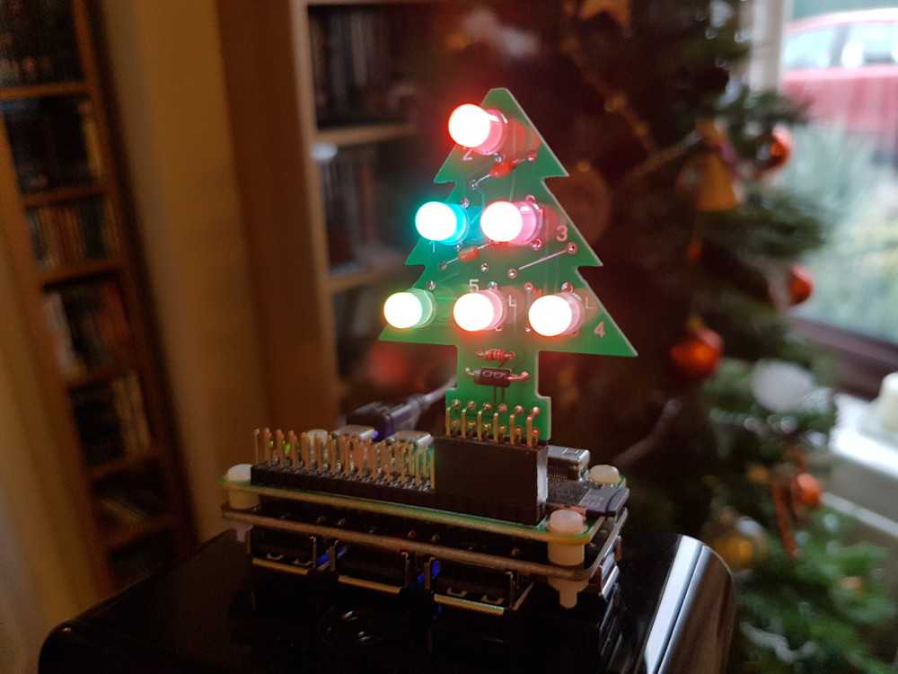 Sapin de Noël LED RVB par PocketMoneyTronics