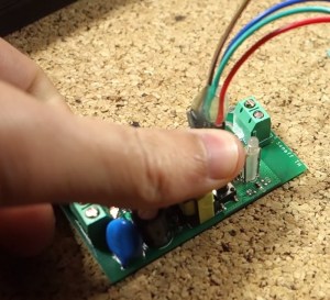 maintenez enfoncé le bouton sonoff