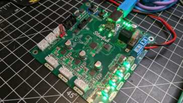 La carte de commande de machine Starfish PnP combine le MCU Raspberry Pi RP2040 avec les pilotes de moteur TMC2209