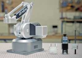 Le bras robotique basé sur Arduino ultraArm P340 dessine, grave et attrape