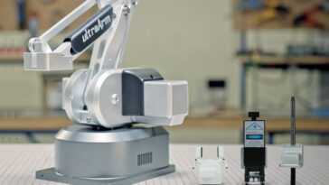 Le bras robotique basé sur Arduino ultraArm P340 dessine, grave et attrape