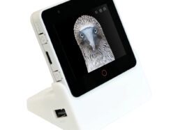 Le kit de développement ESP32-S3-BOX-3 est livré avec un écran de 2,4 pouces, un double microphone et un connecteur d'extension PCIe