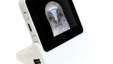 Le kit de développement ESP32-S3-BOX-3 est livré avec un écran de 2,4 pouces, un double microphone et un connecteur d'extension PCIe