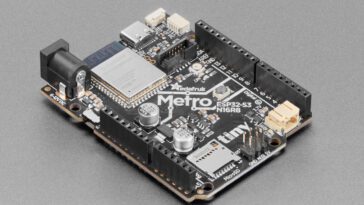 La carte IoT WiFi et Bluetooth Adafruit Metro ESP32-S3 est disponible au format Arduino UNO