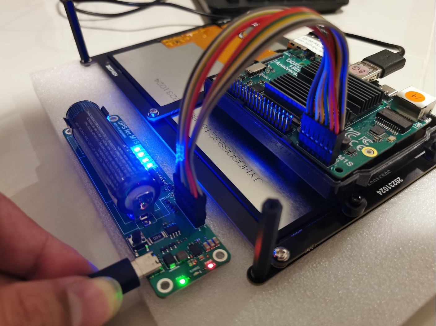 Odroid Test ODROID-M1S - Partie 1 : Ubuntu 20.04, écran tactile Vu8S, kit UPS ...