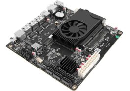 La carte mère CWWK NAS mini-ITX comprend six connecteurs SATA et trois ports Ethernet 2,5 Gbit/s