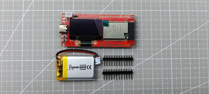 Les composants dans un emballage scellé. Carte Arduino DW3000 UWB programmable avec batterie et connecteurs