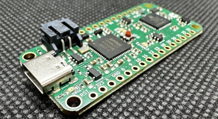 La carte IcyBlue Feather V2 comprend un FPGA Lattice Semi iCE5LP4K au format Adafruit Feather 1 La carte IcyBlue Feather V2 comprend un FPGA Lattice Semi iCE5LP4K au format Adafruit Feather