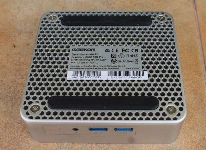Cache inférieur du mini PC GEEKOM XT12 Pro