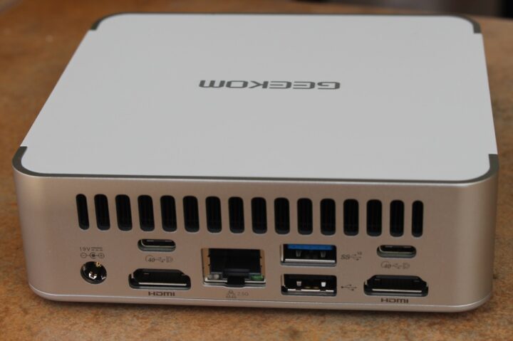 Panneau arrière du mini PC GEEKOM XT12 Pro