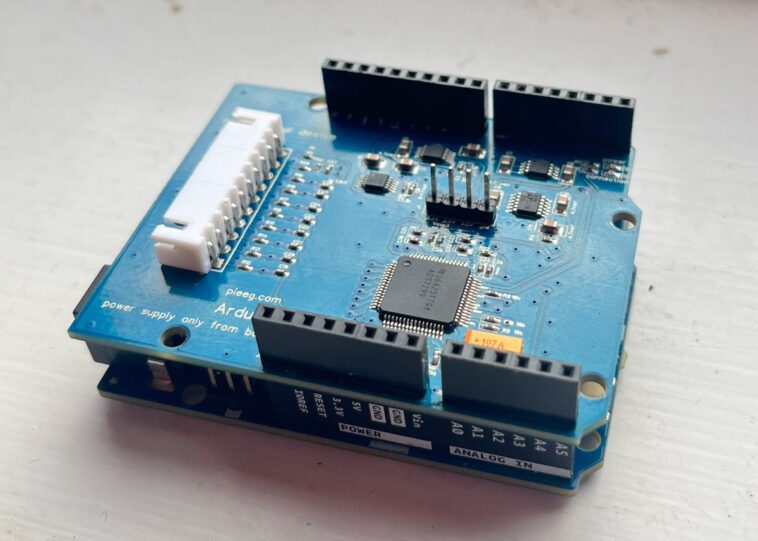 Le bouclier ardEEG fonctionne avec Arduino UNO R4 WiFi pour la mesure des biosignaux 1 ardEEG Shield Arduino UNO R4