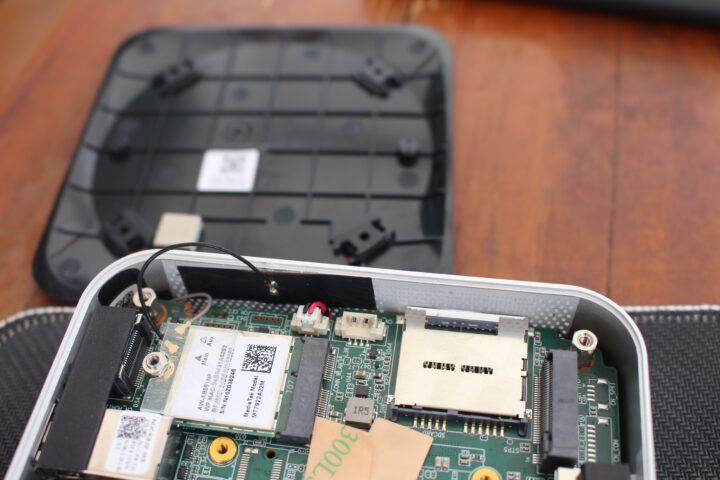 Réparation Antenne WiFi IPEX4 Geekom A8 Réparer l'antenne WiFi IPEX4 dans un mini PC