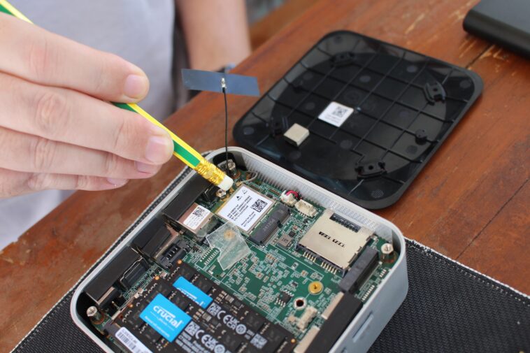 Comment réparer/remplacer une antenne WiFi dans un mini PC 1 Comment réparer/remplacer une antenne WiFi dans un mini PC