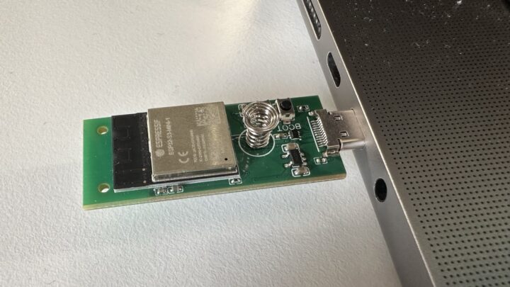 Bouton à ressort de la clé USB ThingPulse ESP32-S3