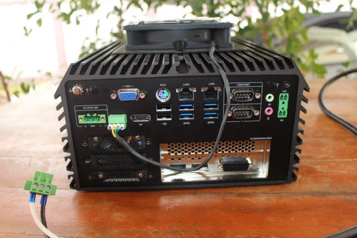 Panneau arrière du Cincoze DS-1402 Panneau arrière du Cincoze DS-1402